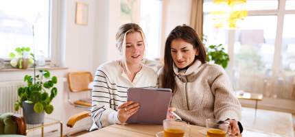 VRK lesenswert – Zwei junge Frauen lesen auf einem Tablet.