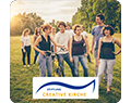 Stiftung CREATIVE KIRCHE – Junge Menschen in einem Park.