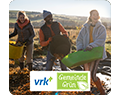 VRK GemeindeGrün – Junge Menschen arbeiten draußen auf einer Wiese.