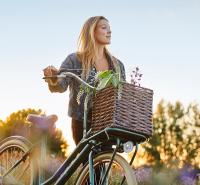 VRK Fahrraddiebstahl inklusive Fahrrad-Schutzbrief – Eine junge Frau schiebt Ihr Fahrrad.