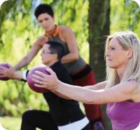 Gesundheit bewahren – Eine Gruppe macht Sportübungen an der frischen Luft.