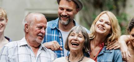 FAQ Angehörigen-Entlastungsgesetz 2020 – Eine glückliche Familie mit mehreren Generationen lässt sich fotografieren.