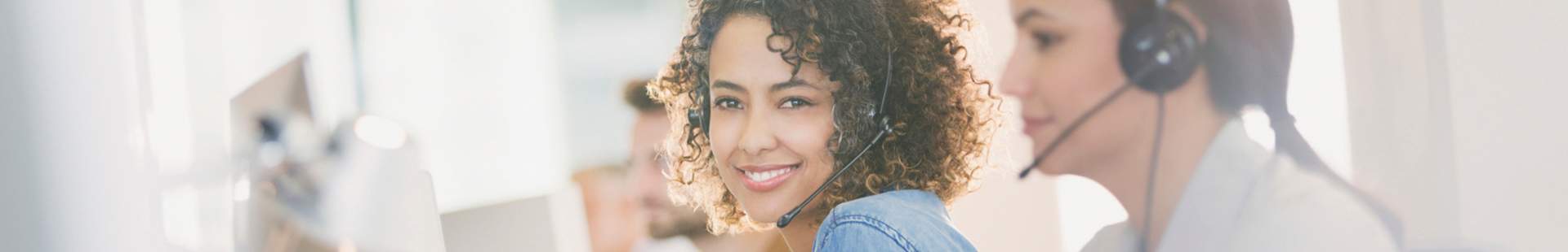 VRK Schadenservice – Service Mitarbeiterinnen in einem Callcenter mit Headset.