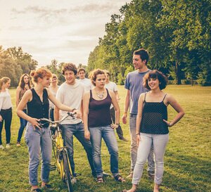 VRK Ehrenamtliche – Eine Gruppe junger Menschen auf einer Wiese.