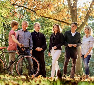 VRK Engagement – Eine Gruppe Menschen aus dem kirchlichen und sozialen Bereich unterhält sich unter Bäumen.