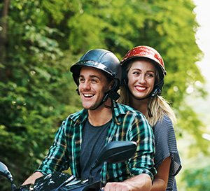 VRK Zweiräder – Ein junger Mann fährt mit seiner Freundin auf einem Mofa.