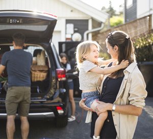 Familie packt Auto für die Reise