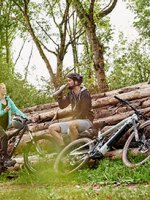 VRK Pdelec-Versicherung – Ein junges Paar fährt mit E-Bikes durch die Natur.