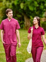 Zwei Pflegekräfte laufen auf einem Weg