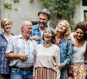 Pflegeversicherung – Eine glückliche Familie mit mehreren Generationen lässt sich fotografieren.