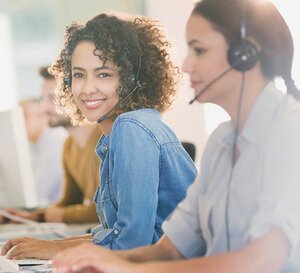 VRK Schadenmeldung – Service Mitarbeiterinnen in einem Callcenter mit Headset.