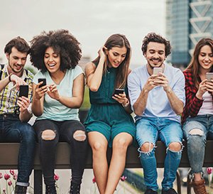 VRK Tipps & Infos – Junge Menschen, die sich mit Ihrem Handy informieren