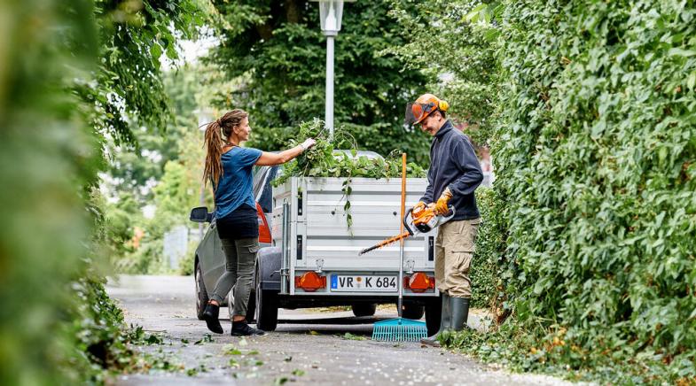 VRK Anhängerversicherung – Ein SUV mit einem Anhänger auf einer Landstraße.