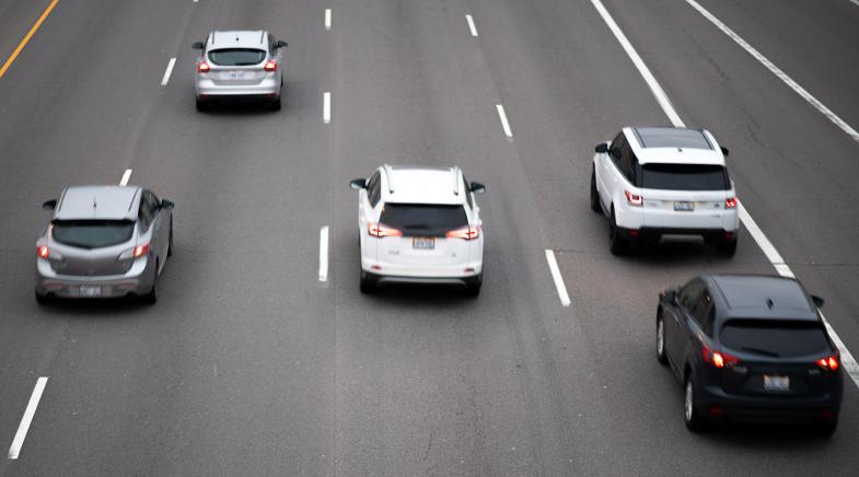 Mehrere Autos auf einer Straße