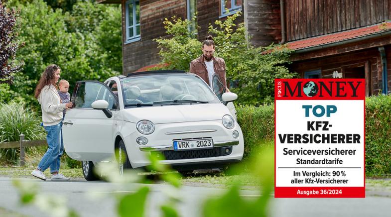 VRK Autoversicherung –  Eine junge Familie steigt in ihr Auto ein.