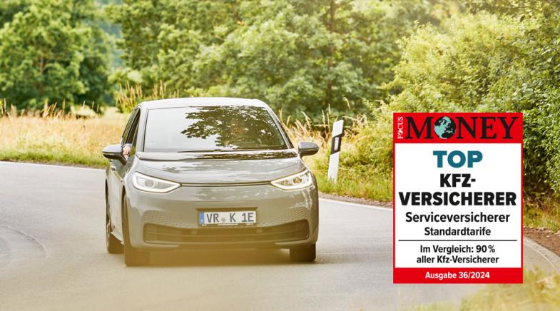 VRK Elektroautoversicherung –  Ein E-Auto fährt auf einer Landstraße durch eine Kurve.