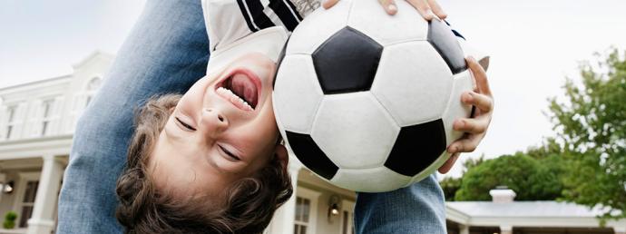 VRK Glasversicherung – Ein Kind mit einem Fußball