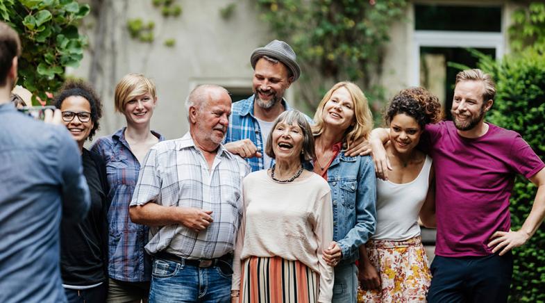 VRK Pflege-Assistance – Eine glückliche Familie mit mehreren Generationen lässt sich fotografieren. – Eine glückliche Familie mit mehreren Generationen lässt sich fotografieren.