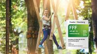 VRK Unfallversicherung Classic – Junge Frau im Outdoor-Kletterpark.