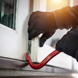 Einbrecher brechen in ein Haus ein