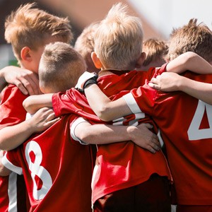 Kinder spielen Fussball