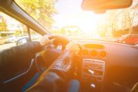 Ein Mann fährt ein Auto Ein Mann fährt ein Auto