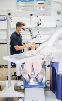 Zahnarztpraxis - Eine Patientin wird behandelt