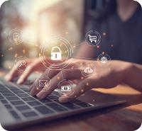 Zum Datenschutz Zum Datenschutz – Hände an einem Laptop und Symbolen rund um Internetsicherheit.