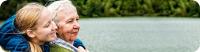 Ehrensache Ehrensache – Eine junge Frau sitzt mit einer älteren Dame an einem See.