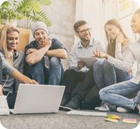 Freiräume für mehr Verantwortung Freiräume für mehr Verantwortung – Eine Gruppe junger Menschen arbeitet zusammen.