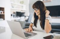 Eine junge Frau sitzt am Laptop Eine junge Frau sitzt am Laptop