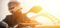 VRK Motorradversicherung VRK Motorradversicherung – Eine Frau fährt bei Sonnenuntergang auf einem Motorrad