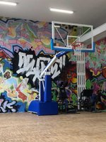 VRK MUTIG & STARK – Basketballkorb in einem Trainingszentrum.